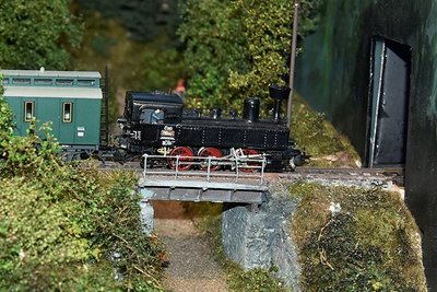 Der Zug fährt auf seiner Strecke über die Gettengrüner Straße.