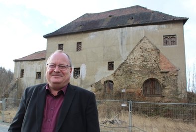 Landtagsabgeordneter Dirk Bergner bemüht sich um die Rettung des Dölauer Schlosses. Zurzeit sind die Chancen aber gering. 