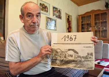 Dieter Thiel zeigt einen alten Zeitungsausschnitt über das Zugunglück in Langenweddingen bei Magdeburg 1967. Thiel war damals einer der Ersthelfer. Doch konnte er nicht mehr viel tun. 44 Kinder starben.