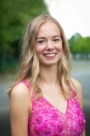 "Alle rieten mir zu pink, weil es mir gut steht." Emely Frank 19 Jahre