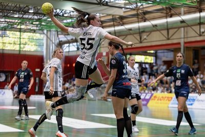 Die Zwickauerin Rebeka Ertl springt in den Kreis.