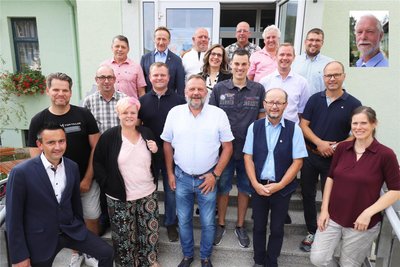 Bürgermeister René Straßberger (vorn l.), vordere Reihe v. l.: André Melzer, Susan Klimmer, Wolfdietrich Homilius, Steffen Schmieder, Claudia Scharff; 2. Reihe v. l.: Jens Merkel, Raik Erler, Claudia Weinmann-Söding, Sandro Fleischer, Martin Schneider, David Bojack; 3. Reihe v. l.: Gerd Müller, Jens Uhlemann, Steffen Scholz, Maik Bai, Ingo Clausnitzer, Johann Haupt; separates Foto: Michael Trinkler.