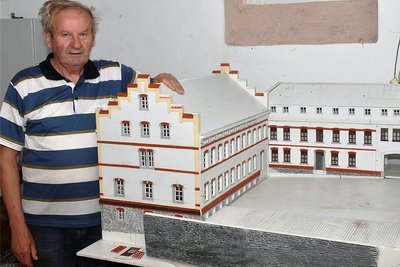 Für das komplette Schloss-Ensemble fehlen noch das alte Zellenhaus, das Torhaus und das Gebäude des Teppichmuseums. Sie werden zurzeit von Günter Eichhorn (im Foto) und Klaus Neumann nachgebaut.