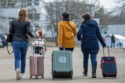 Drei Ukrainerinnen auf dem Weg in eine Erstaufnahmestelle: Im Erzgebirgskreis sind dieses Jahr bereits zahlreiche Flüchtlinge angekommen. 