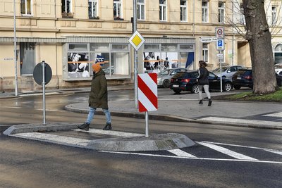 Ganz neu ist die Insel, die Fußgängern das Überqueren der Georgstraße erleichtert.