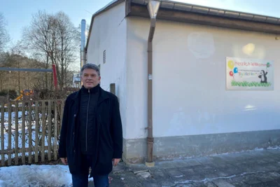 Der Augustusburger Bürgermeister Jens Schmidt vor der Kita „Buddelflink“ in Erdmannsdorf. Die beiden Kitas werden angesichts drastisch gesunkener Geburtenzahlen wohl zu Sorgenkindern.