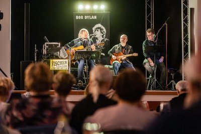 „Fischer & Folk“ und Eberhard Dobschall eröffneten in der Linde den neuen „Kulturdonnerstag“.