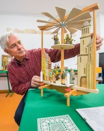 Rudi Pritscha mit einer selbstgeschnitzten Pyramide, die einen Stadtrundgang durch Rothenburg ob der Tauber zeigt. Das Werk gehörte zu den Exponaten der Schau im Adorfer Vereinshaus. 