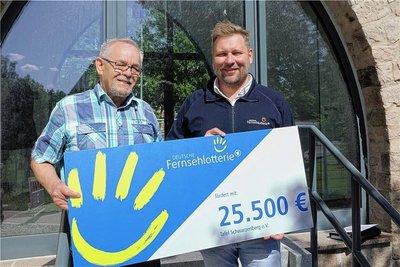 Stephan Drath (l.) als Leiter der Schwarzenberger Tafel konnte am Dienstag den Spendenscheck der Deutschen Fernsehlotterie aus den Händen von Stephan Masch entgegennehmen. 