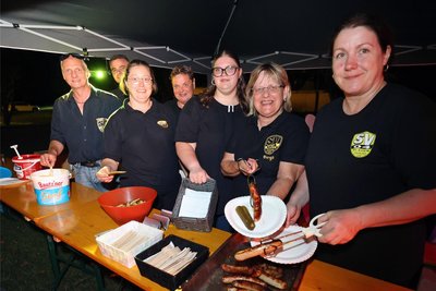 Birgit Müller (zweite von rechts) half mit ihrem Team der Tanzabteilung des SV04 Oberlosa am Bratwurststand.