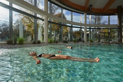 Schweben in der Soletherme ist 14. Juni wieder möglich.
