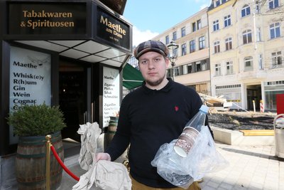 Verkäufer Diego Wünsch räumt täglich Müll weg, der auf dem Marienplatz zurückgelassen wurde.
