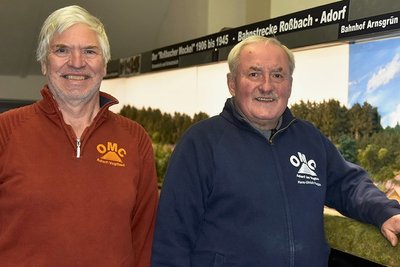 Ulrich Puggel (rechts) und Werner Graf sind Mitglieder des Obervogtländischen Modelleisenbahnclubs Adorf.