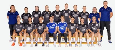 Die A-Jugend-Mannschaft des BSV Sachsen Zwickau für die Saison 2022/23. Hinten von links: Trainerin Daniela Diener, Lea-Sophie Walkowiak, Leni Hippmann, Juliane Peter, Lilly Ann Diener, Jolene Preussler, Hannah Meister, Jsmina Gierga, Physiotherapeutin Susann Tautenhahn, Trainer Alin Bosneac. Vorn von links: Jolina Wolke, Finia Jaz Wolf, Merle Dietrich, Jette Wasilewski, Maja Wehner, Nelly Geonschorek, Leonie Justus, Leona Moritz. 