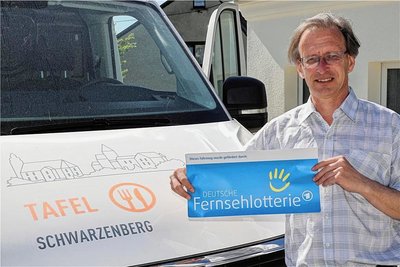 Der Aufkleber fürs neue Fahrzeug wurde gleich mitgeliefert. Jan Reichel vom Tafelverein wird dafür sorgen, dass das Logo gut sichtbar auf dem neuen Kühlwagen platziert wird. 