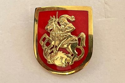 Diesen vergoldete Anstecker mit dem Wappen der Stadt, als Unikat gefertigt von Goldschmiedemeister Bertram Wurlitzer, erhielt die neue Ehrenbürgerin von Schwarzenberg.