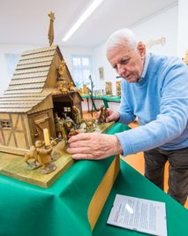 Helfried Walther richtet eine Weihnachtskrippe von Max Bochmann für die Ausstellung her. Doch die Schau des Vereins für Orts- und Heimatgeschichte Adorf ist am Ende nur ein Wochenende lang zu sehen.