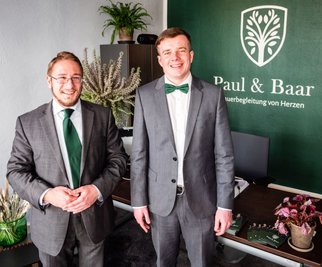 Max Baar (l.) und Daniel Paul bieten in der Rochlitzer Straße ihre Dienste als Bestatter an. 