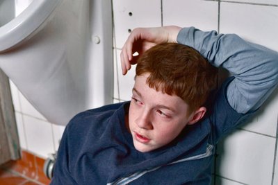 Szene aus dem Film „Mit der Faust in die Welt schlagen“. Im Bild Anton Franke als Philipp Zschornack, der zu jungen Neonazis Kontakt aufnimmt.