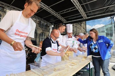 Malte Ziegenhagen, Frank Müller-Rosentritt und Ralf Schulze (von links) gewannen das Promi-Schälen. 