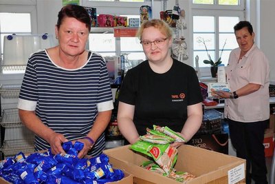 Sie gehören seit vielen Jahren schon zu den fleißigen Helfern der Schwarzenberger Tafel: Annett Borschner, Kitty Blechschmidt und Brigitte Schubert (v. l.). 