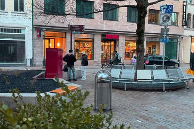 Sitzgruppe und Rewe-Supermarkt: zwei starke Standortfaktoren für neues Klientel am Marienplatz.