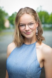 "Als ich mein Kleid das erste Mal gesehen habe, war es Liebe auf den ersten Blick." Louisa Güldner 18 Jahre