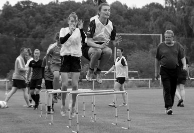 Auf dem Fußballplatz war Bernd Wutzler (rechts) bis zu seiner schweren Erkrankung in seinem Element. Das Foto zeigt ihn bei einer Trainingseinheit des DFC Westsachsen Zwickau im Sommer 2021. 