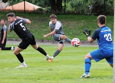 Gleich rappelt es in der Leipziger Kiste: Reichenbachs Lennart Dietrich platziert die Kugel am Tormann vorbei ins lange Eck zum 3:0 - die Vorentscheidung. 