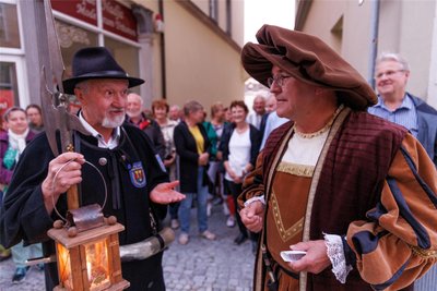 Lothar Sachs (r.) als Münzmeister Wolf Hühnerkopf im Gespräch mit Nachtwächter Rainer Eckel.