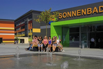 Zwei Meilensteine in Hiemers Amtszeit: Der Komplex mit Grund- und Förderschule in Sonnenleithe sowie das benachbarte Hallenbad, das noch um einen Saunaanbau ergänzt wurde.