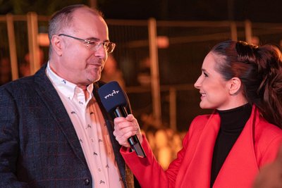 Oberbürgermeister Steffen Zenner (CDU) im Gespräch mit Moderatorin Sarah von Neuburg beim MDR Jump Osterfeuer in Plauen.