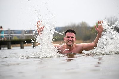 Ja, der große Teich war Mitte April noch ordentlich kalt.
