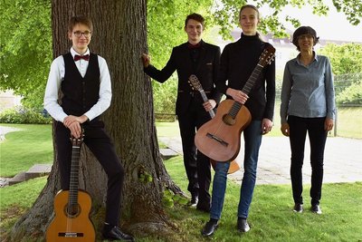 Die Gitarristen Theodor Dorotsky, Marko Dorotsky und Jaron Rittmeister der Musikschule Freiberg, hier mit ihrer Musikpädagogin Martina Bunk, musizierten erfolgreich beim Bundewettbewerb "Jugend musiziert". 
