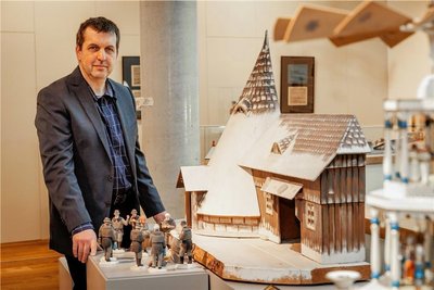 Martin Straßburger, Leiter der Städtischen Museen in Annaberg-Buchholz, mit der bergmännischen Krippe in der Sonderausstellung "Von Gebern und Gaben". 