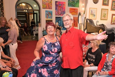 Bei der Modenschau in der Galerie der anderen Art in Aue liefen Jürgen Fischer und seine Frau Birgit als Models über den Laufsteg.