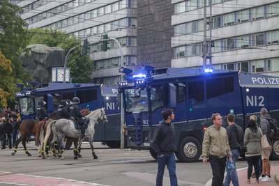 Bei den von rechter Seite mobilisierten Demos am 1. September 2018 hielten Wasserwerfer Hardliner-Extremisten im Umfeld der AfD- und der Pro-Chemnitz-Märsche in Schach. Im Nachhall der Ausschreitungen gab es absurde Szene im Chemnitzer Gerichtssaal, die Alice Weidel nicht zu kennen scheint.