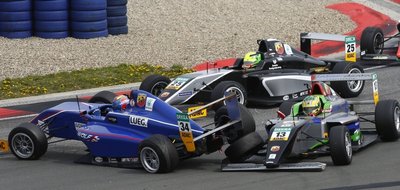 Toni Wolf (blaues Auto) wird in Oschersleben von Cedric Piro abgeräumt. Im Hintergrund schlüpft Mick Schumacher durch.