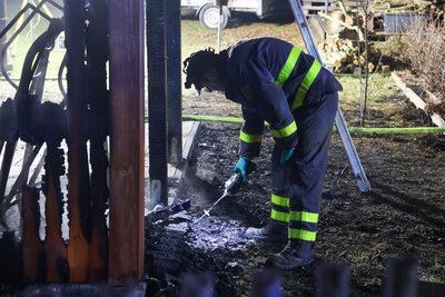 Nach dem Carport-Brand: Brandursachenermittler der Polizei sichern Spuren.