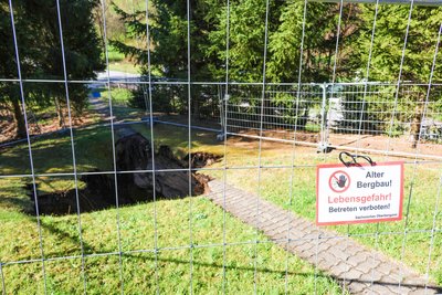 Auf dem Grundstück einer Zschorlauer Familie ist seit mehreren Wochen ein großer Teil wegen eines Tagebruchs abgesperrt.