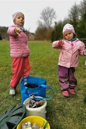 Lisbeth (links) und Hermine haben mit ihrem Vater Alexander Peuckert in Falkenau illegal entsorgten Müll gesammelt. 