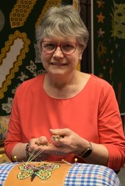 Die 61-jährige Kerstin Wächter ist die neue Leiterin der Klöppelschule im Schneeberger Kulturzentrum Goldne Sonne.