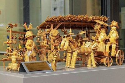 Zu den ungewöhnlichen Exponaten der Ausstellung gehören unter anderem auch diese Stroharbeiten von Liselotte Lange: ein Fuhrwerk und ein Verkaufsstand. 