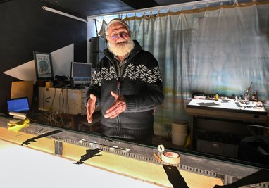 Jörg Herrmann in seinem Trickfilmstudio in Kreischa. Hier entstand auch der preisgekrönte Film "Der siebente Rabe" über die Sagenfigur Krabat.  