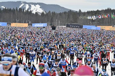 Der Start des Wasalaufes in Sälen liefert jedes Jahr spektakuläre Fotos. Die Aufnahme entstand am Sonntag, als Felix Neubert, Thomas Ungethüm und Co. dabei waren.