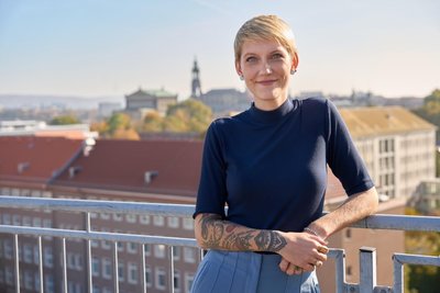 Sophie Koch, Bundesbeauftragte für die Akzeptanz sexueller und geschlechtlicher Vielfalt, auf der Terrasse des Volkshauses in Dresden.