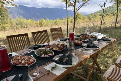 Traditionelles Picknick in den Bergen oberhalb von Dilijan.