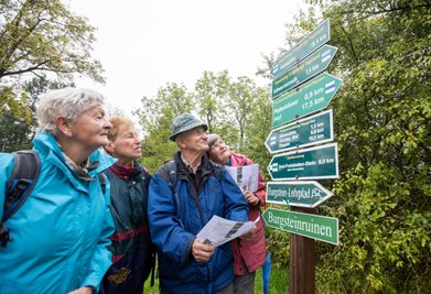 Die Wanderfreunde aus der Region lassen es sich am Donnerstag trotz schlechten Wetters nicht nehmen, bei der 26. Vogtländischen Seniorenwanderung auf die Strecke zu gehen.