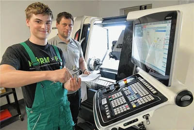 Im August 2020 meldete die Saxonia Bildung den Kauf je einer CNC-Dreh- und -Fräsmaschine. Marvin Drechsler wurde damals als angehender Zerspanungsmechaniker von Ausbilder Dirk Günther an der Drehmaschine eingewiesen. 