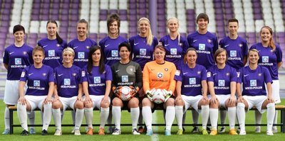 Tina Liebold - Die Frauenmannschaft des FC Erzgebirge Aue: Oben von links: Nicole Dehne, Sophia Barloschky, Antonia Zamzow, Naemi Fink, Lisa Altmann, Mandy Kunze, Juliane Zimmermann, Anna Eifler, Nicole Anger. Vorn von links: Kathleen Buchmann, Anne Harbeck, Nadine Rösch, Sylvia Nestler, Carolin Schumm, Tina Liebold Janin Auerswald, Chantal Catherine Martin. Es fehlen: Sina Görnitz und Ivonne Hesse.